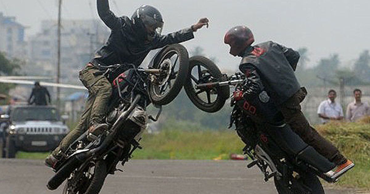 Індія, Мумбаї. Байкери виконують трюки під час участі у рекламній кампанії Lenovo в Мумбаї. / © AFP