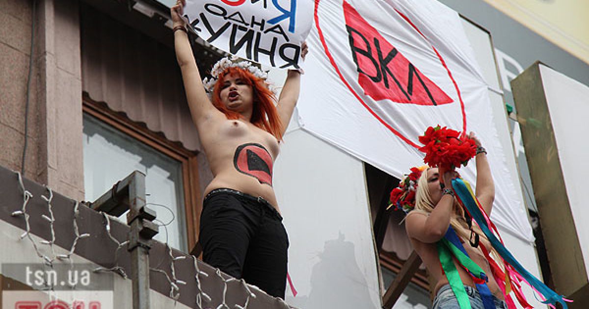Топлес-акція FEMEN на ЦУМі "Ю и Я - одна уйня"_18