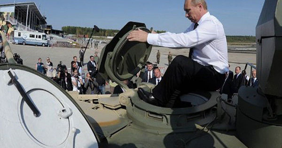 Росія, Нижній Тагіл. Прем&#039;єр-міністр Росії Володимир Путін забирається до танку T-90AM під час візиту на виставку зброї в уральському місті Нижній Тагіл. / © AFP