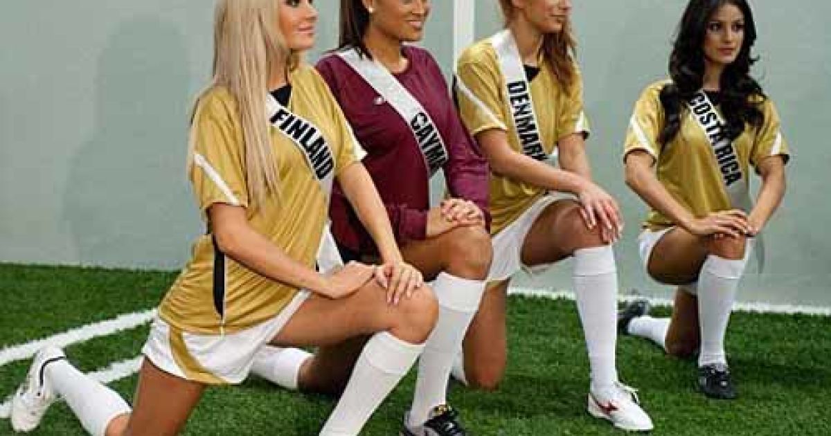 В бразильському місті Сан-Паулу учасниці конкурсу краси "Міс Всесвіт-2011" провели між собою товариський футбольний матч. / © Desporter