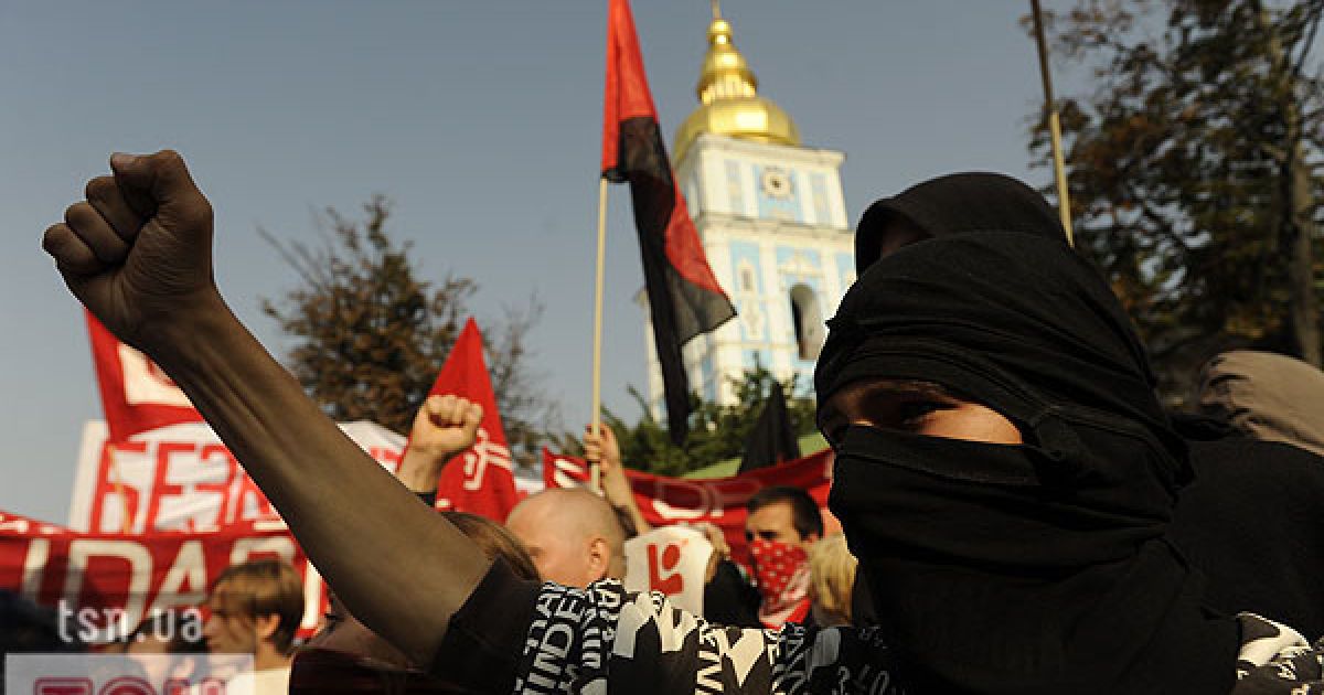 Близько 100 студентів провели мітинг проти політики Міносвіти на Європейській площі в Києві.