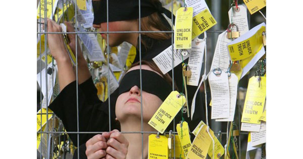 Литва, Вільнюс. Члени правозахисної організації Amnesty International провели акцію протесту перед будівлею уряду у Вільнюсі. Вони закликали владу Литви поновити розгляд справи про таємні допити підозрюваних у співробітництві з "Аль-Каїдою". / © AFP
