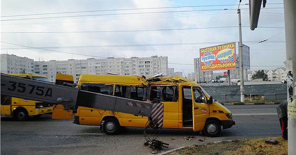 У Севастополі стріла крана впала на дах маршрутки / © sevnews.info
