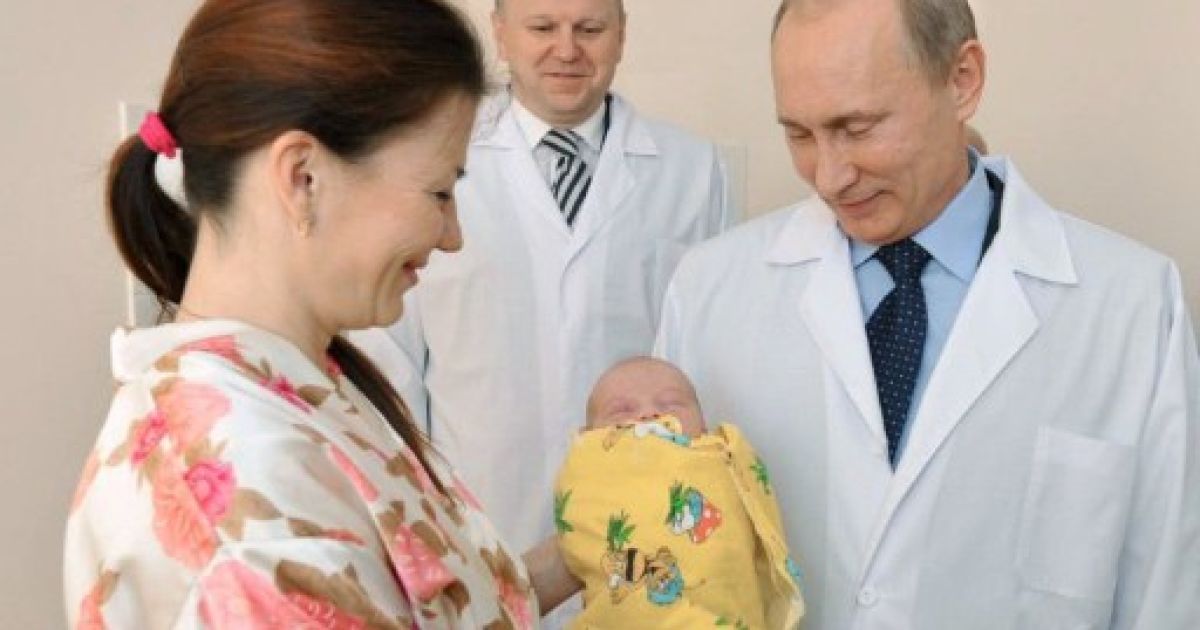 Прем&rsquo;єр-міністр Росії Володимир Путін привітав мешканку Калінінграду Олену Ніколаєву з народженням символічного "семимільярдного землянина". / © AFP