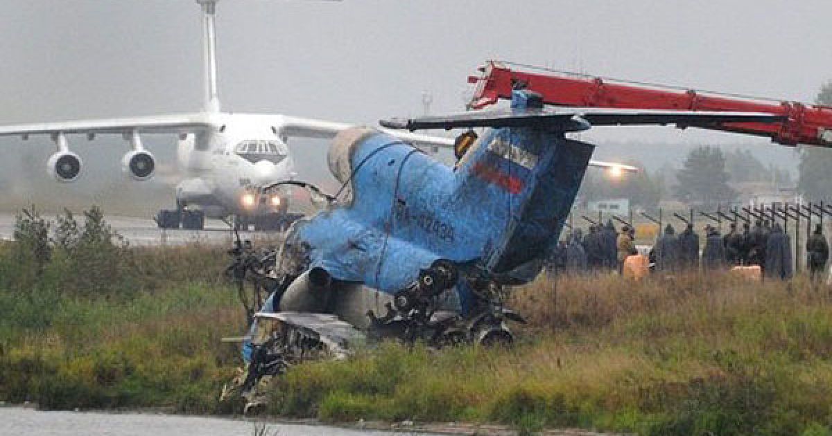 Росія, Ярославль. Слідчі оглядають уламки літака Як-42 на місці авіакатастрофи біля аеропорту Туношна поблизу Ярославля. В результаті авіакатастрофи, 43 людини загинули, в тому числі хокейна команда "Локомотив", яка прямувала на свій перший матч у Континентальній хокейній лізі. / © AFP