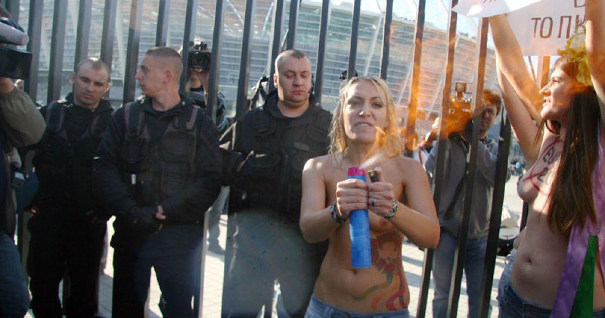 FEMENісток, які влаштували топлес-протест "Євро-угар 2012" проти перетворення України на "Бляділенд", затримала міліція. / © Жіночий рух FEMEN