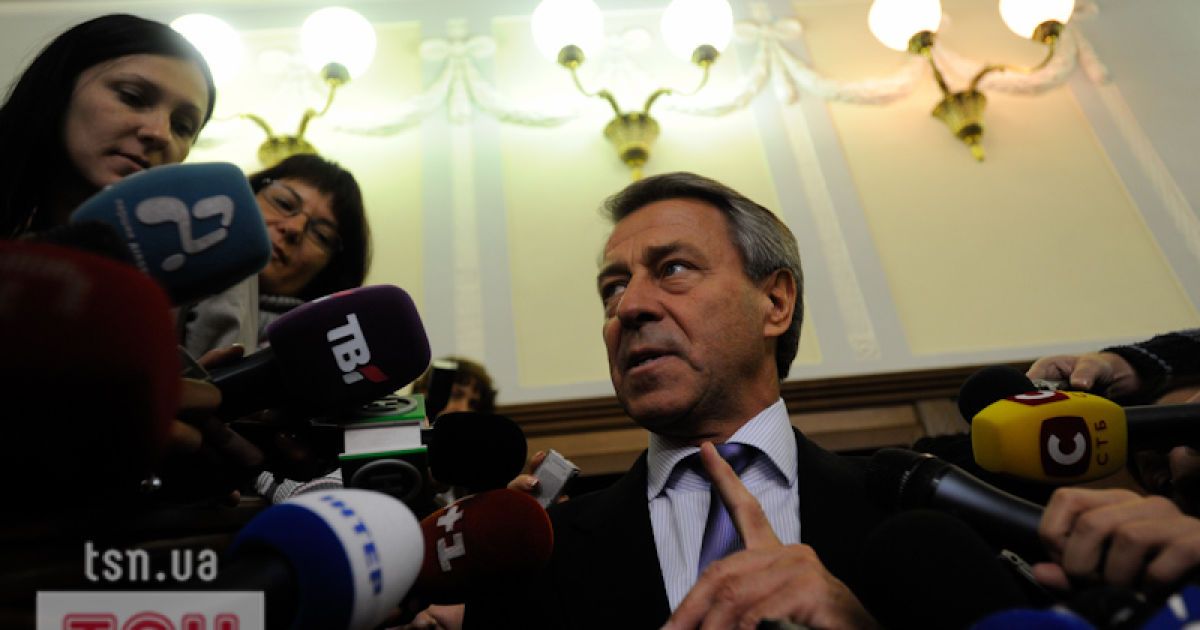 БЮТ заблокував трибуну Верховної ради та вимагає "Юлі &mdash; волю"