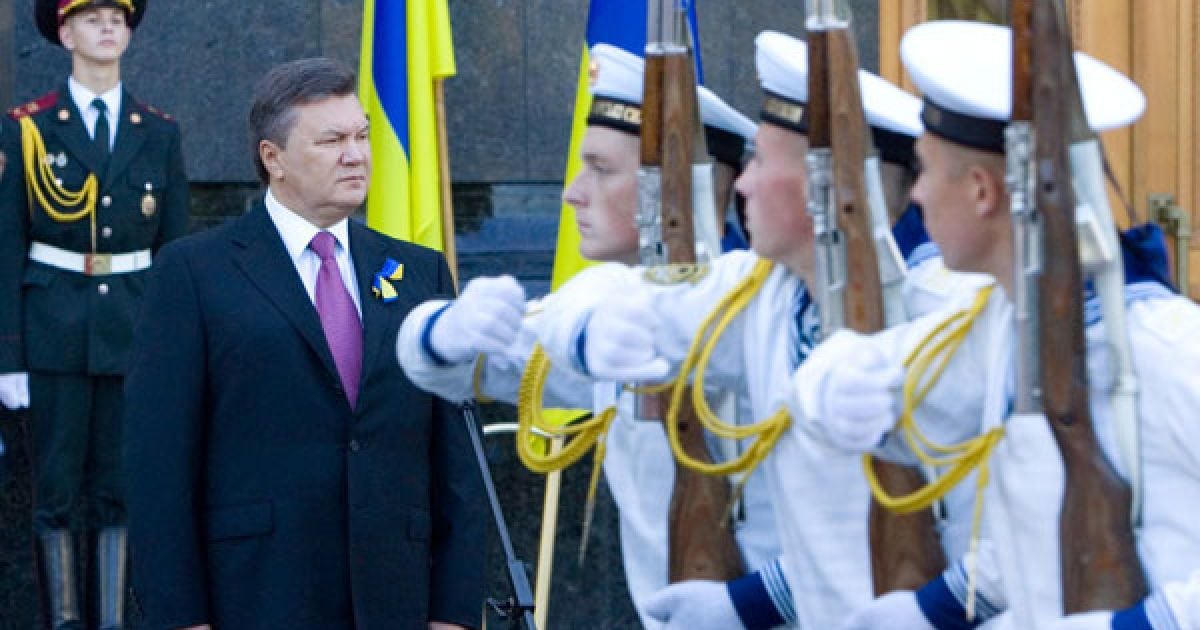 У Києві президент Віктор Янукович взяв участь в урочистій церемонії підняття Державного Прапора України.