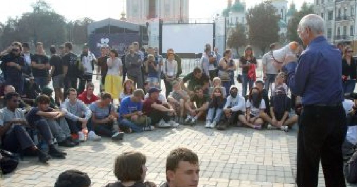 Бійці "Беркута" пакували студентів у автозаки в центрі Києва