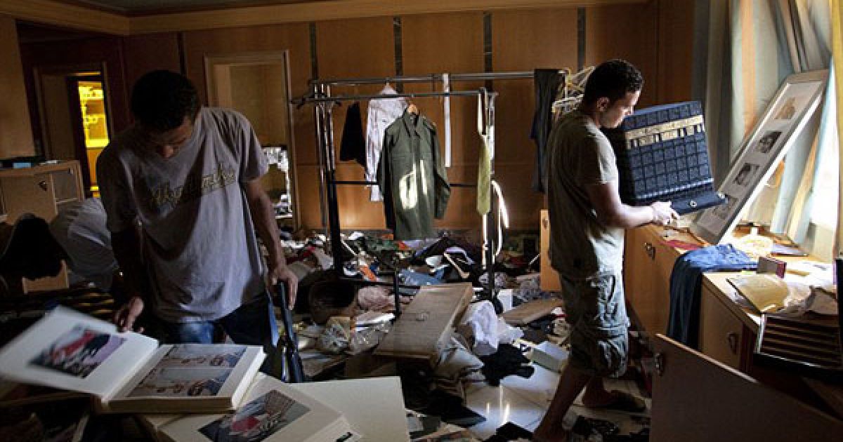 Резиденцію Муаммара Каддафі "Баб аль-Азізія" в Тріполі захопили загони лівійських повстанців. / © dailymail.co.uk