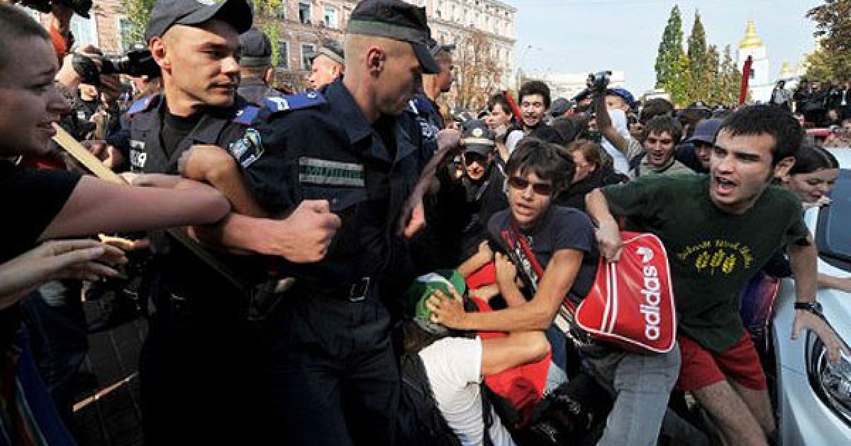 Україна, Київ. Зіткнення між студентами та міліцією відбулись в Києві під час спроби студентів провести акцію протесту в центрі міста. Студенти вимагали від Міністерства освіти відкликати законопроект, що зашкодить соціальним правам студентів і призведе до комерціалізації освіти. / © AFP