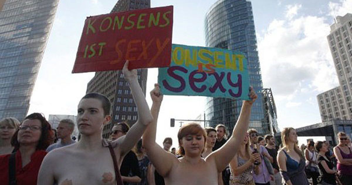 В Берліні (Німеччина) провели акцію протесту "Марш повій" ("Slutwalk"), під час якої десятки оголених жінок виступили проти сексуального насильства. / © AFP