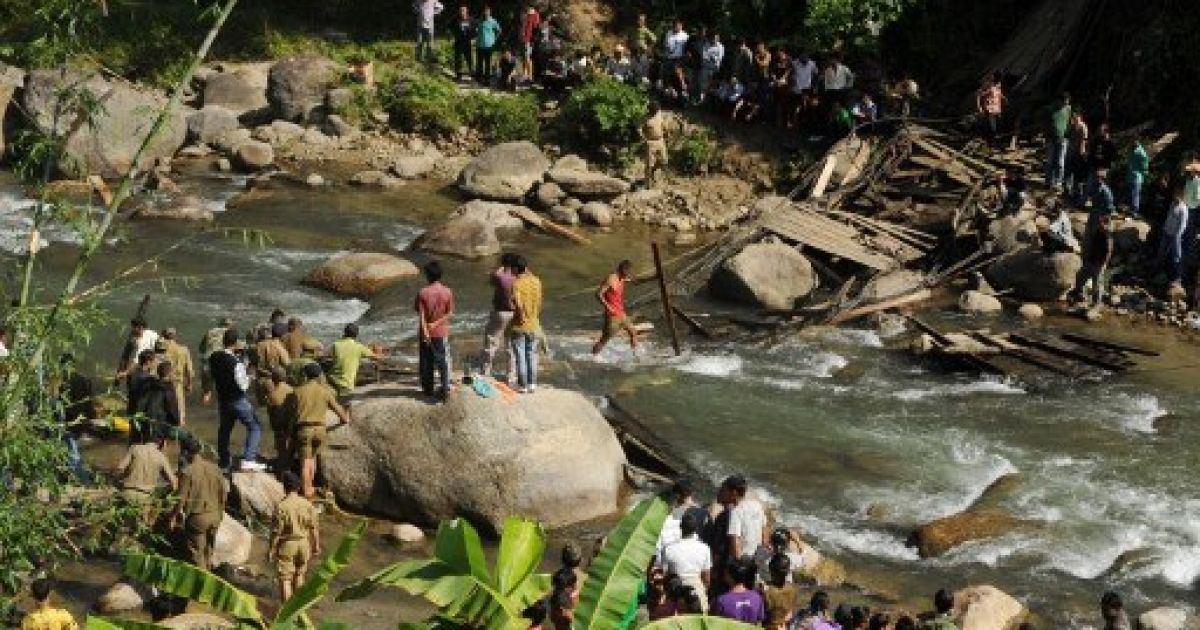 В результаті обвалення мосту під час політичного мітингу в Індії, щонайменше 34 людини загинули, більше 100 отримали поранення. / © AFP