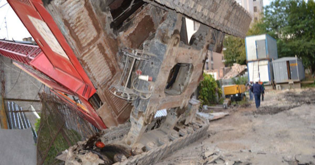 На дах будинку в центрі Києва впав будівельний кран / © Київські новини