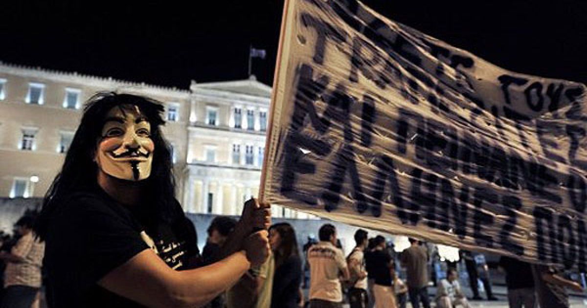 Греція, Афіни. Демонстрант у масці бере участь в акції протесту перед парламентом Греції проти нових заходів жорсткої економії. / © AFP