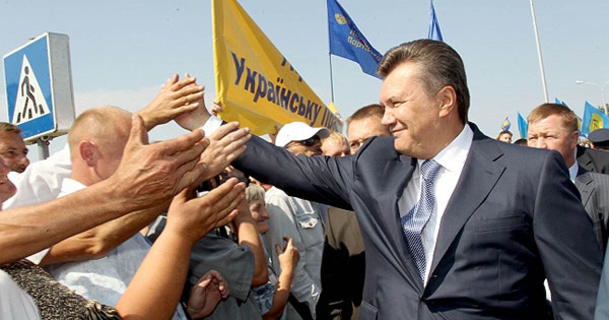 Після церемонії відкриття культурно-археологічного центру &laquo;Пересопниця&raquo; Президент України ознайомився з його експозицією та поспілкувався з людьми / © President.gov.ua