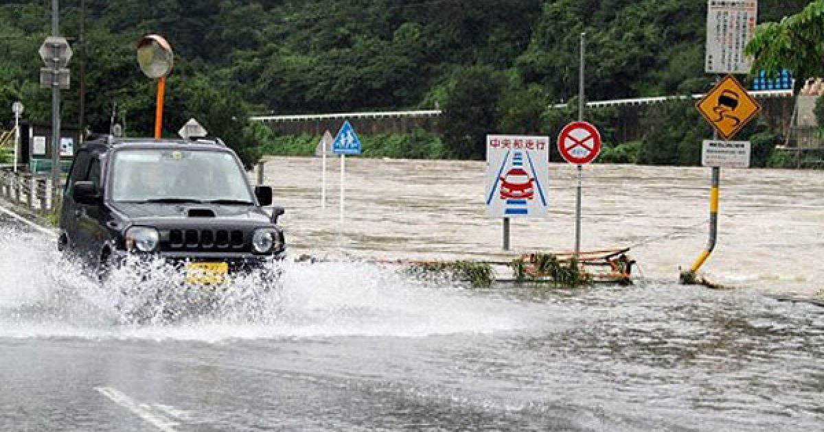 Тайфун "Талас" обрушився на південь Японії, десятки людей загинули і зникли безвісти / © AFP