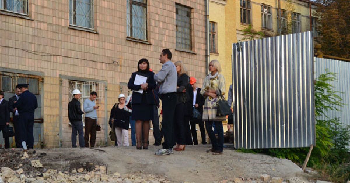 На дах будинку в центрі Києва впав будівельний кран / © Київські новини