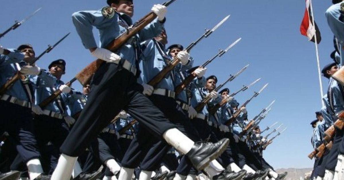 Ємен, Сана. Єменські поліцейські курсанти беруть участь у марші під час церемонії вручення дипломів у Сані. / © AFP