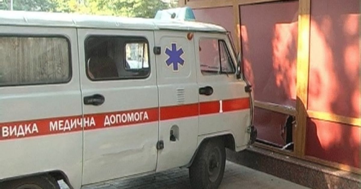 Водій "швидкої" збив пішохода і врізався у стіну