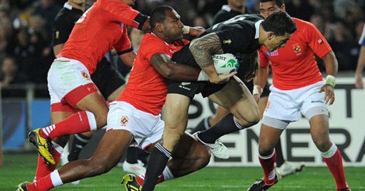 Нова Зеландія, Окленд. Гравця новозеландської команди з регбі "All Blacks" Сонні Білл Вільямса переслідують і затримують гравці збірної Тонга під час матчу чемпіонату світу з регбі 2011. / © AFP