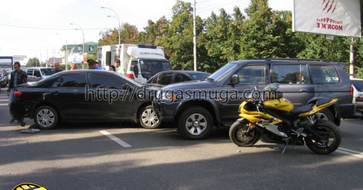У Києві вантажівка, у якої відмовили гальма "влаштувала" масштабне ДТП за участю 9 машин. / © Друга Смуга