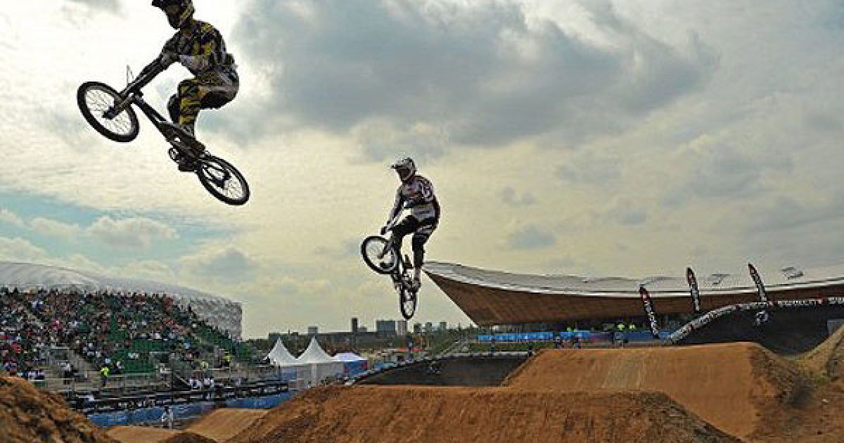 Великобританія, Лондон. Спортсмени BMX тренуються на олімпійському BMX треку в Стратфорді, східний Лондон. Майстри BMX змагалися на Кубку світу UCI BMX Supercross напередодні проведення Олімпійських ігор 2012 у Лондоні. / © AFP