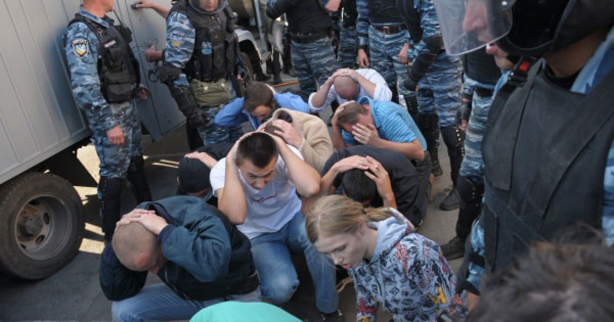 В Умані міліція жорстоко розігнала мітинг ВО "Свободи", раніше заборонений судом, більше 50 активістів були затримані. / © Украинское Фото