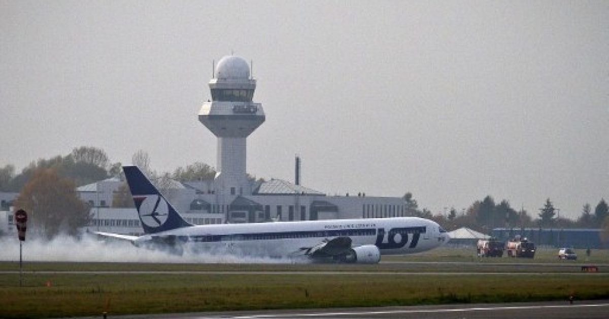 Літак польської авіакомпанії LOT "Boeing-767" здійснив аварійну посадку без шасі в аеропорту Варшави / © AFP