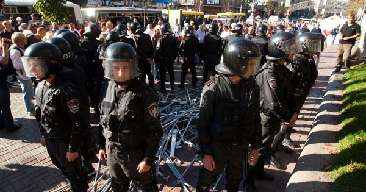 "Беркут" затримав учасників сутичкі, що виникла після демонтажу палаток пікетувальників перед будівлею Печерського суду в Києві. / © Украинское Фото