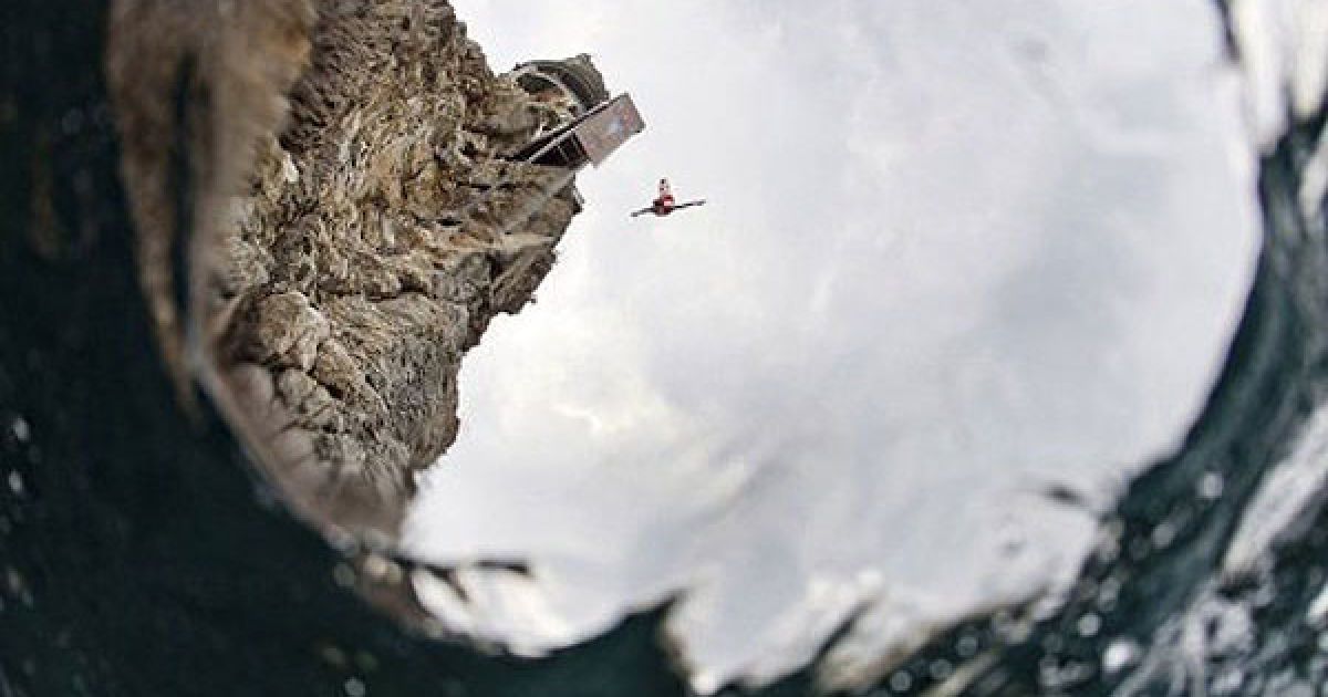 В Ялті вперше провели фінал престижної світової серії Red Bull Cliff Diving 2011. / © AFP