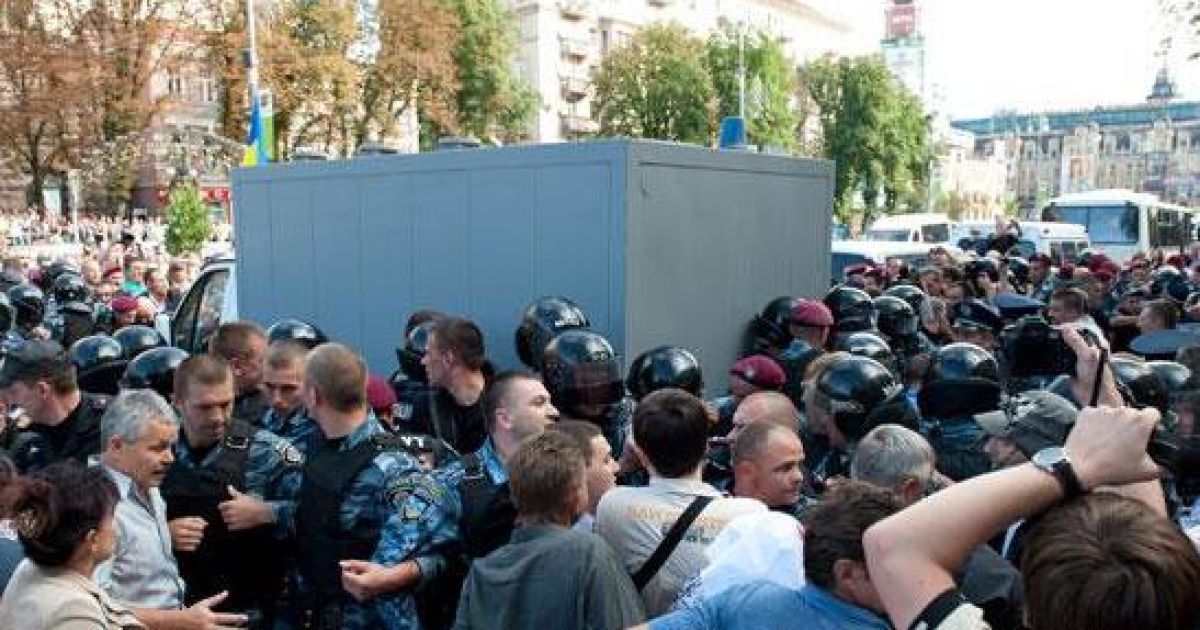 Під Печерським судом між прихильниками Тимошенко та беркутівцями виникла бійка / © Цензор.нет