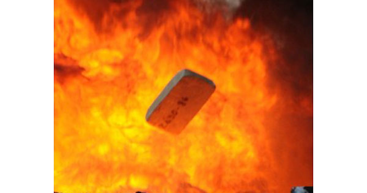 Парагвай, Вілла Хейс. Пакунок із кокаїном викидають до печі під час процедури спалення наркотиків у Вілла Хейс. Під час поліцейської операції було вилучено 422 кг кокаїну. / © AFP