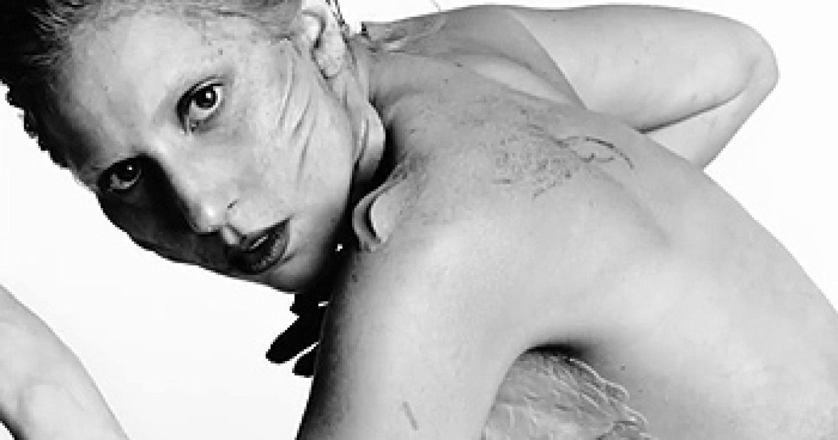 Епатажна співачка Lady Gaga постала у вигляді русалки для зйомок нового фешн-роліка.