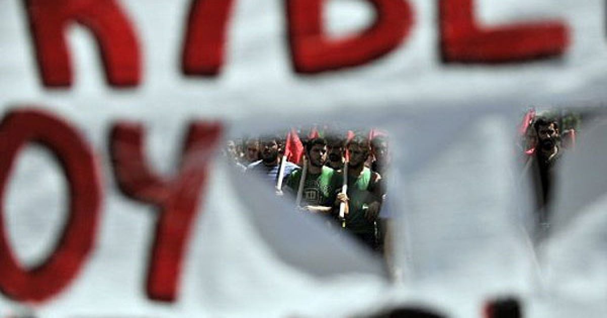 Греція, Афіни. Студенти протестують біля парламенту Греції в Афінах проти реформи освіти, ухваленої законодавцями. Реформа спрямована на поліпшення роботи університетів, яким хронічно не вистачало державних коштів. / © AFP