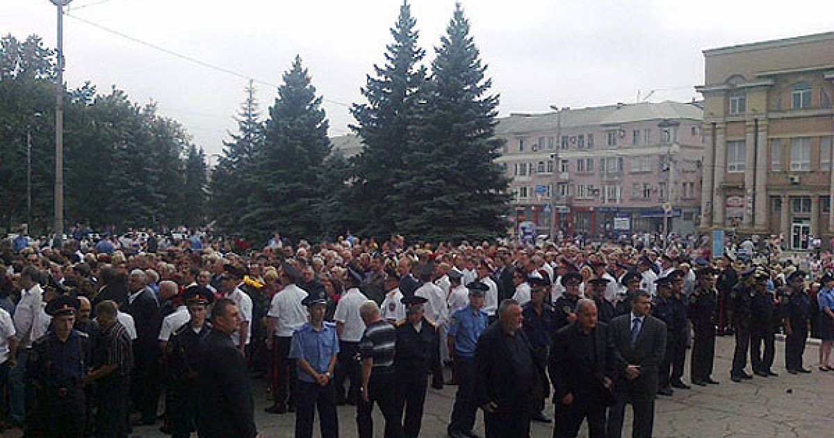 В Макіївці, в будівлі Театру юного глядача, відбулася громадянська панахида по прем&#039;єр-міністру Криму Василю Джарти / © ostro.org