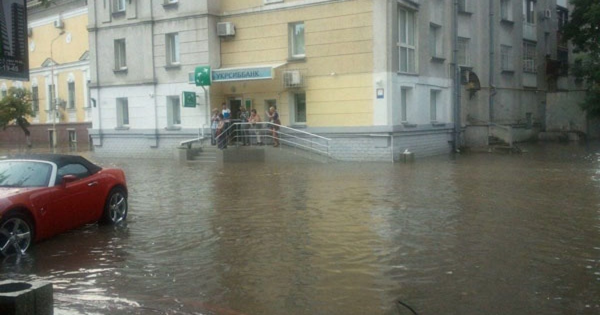На кримьске місто Керч обрушилися дві потужні зливи з градом, а над Керченською протокою пронісся смерч. / © kerch.fm