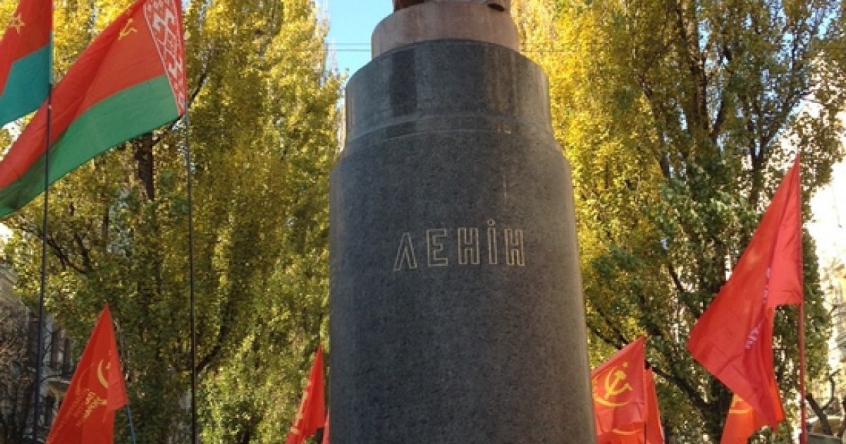 В Києві на святкуваннях з нагоди 94-ої річниці Жовтневої революції сталося кілька бійок між комуністами і "свободівцями". / © kpu.net.ua