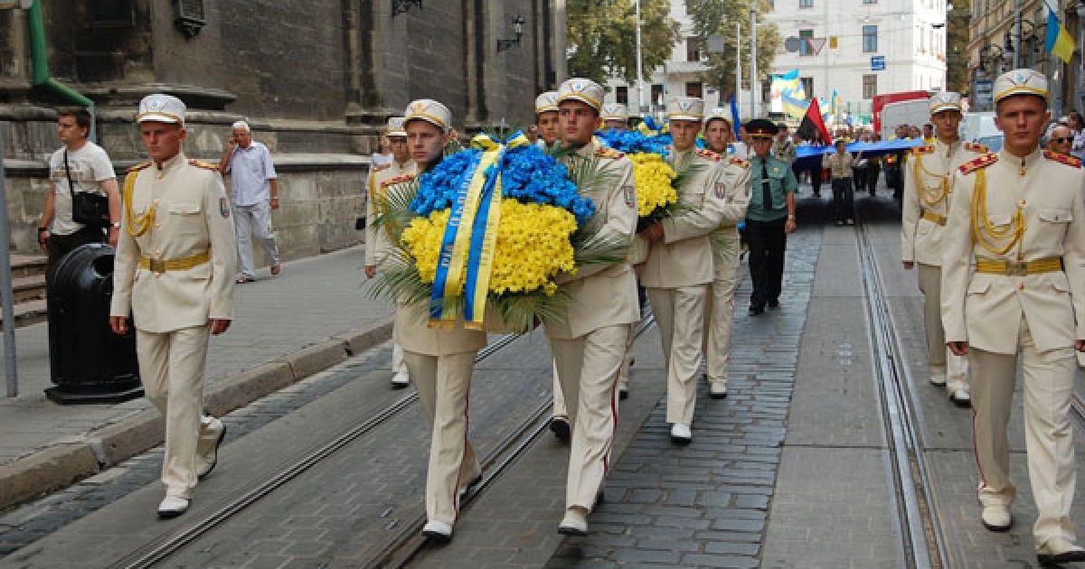 Попереду колони близько 50 дітей несли прапор України розміром 15 на 20 метрів. / © gazeta.ua