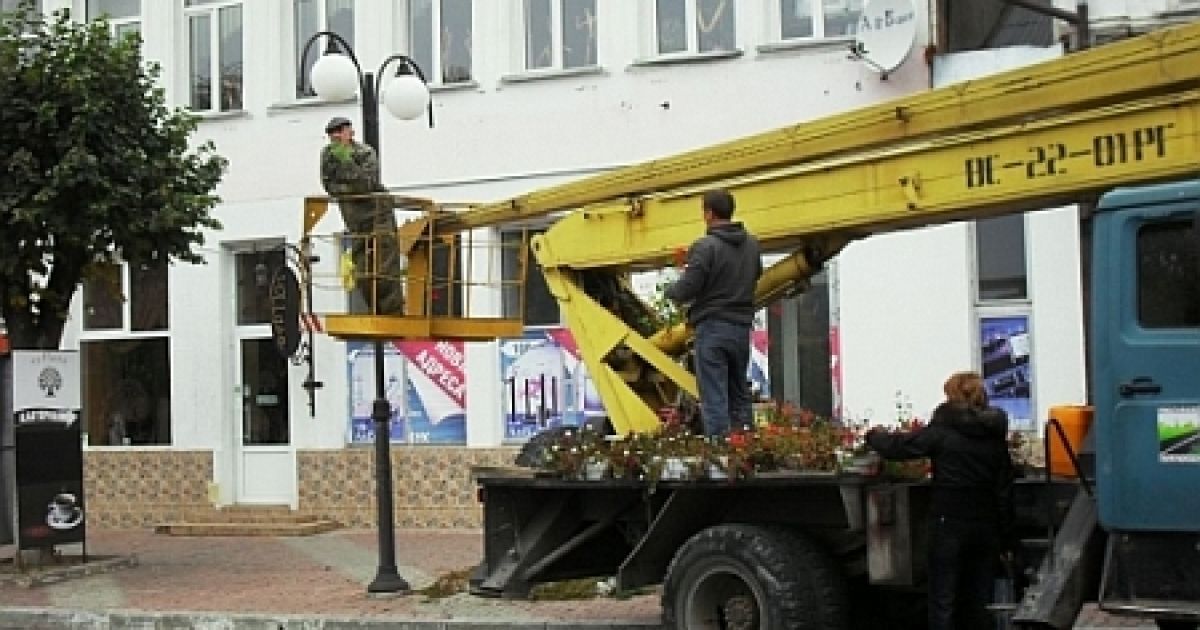 До приїзду Януковича Кам&#039;янець-Подільський засаджують квітами та фарбують ліхтарі.