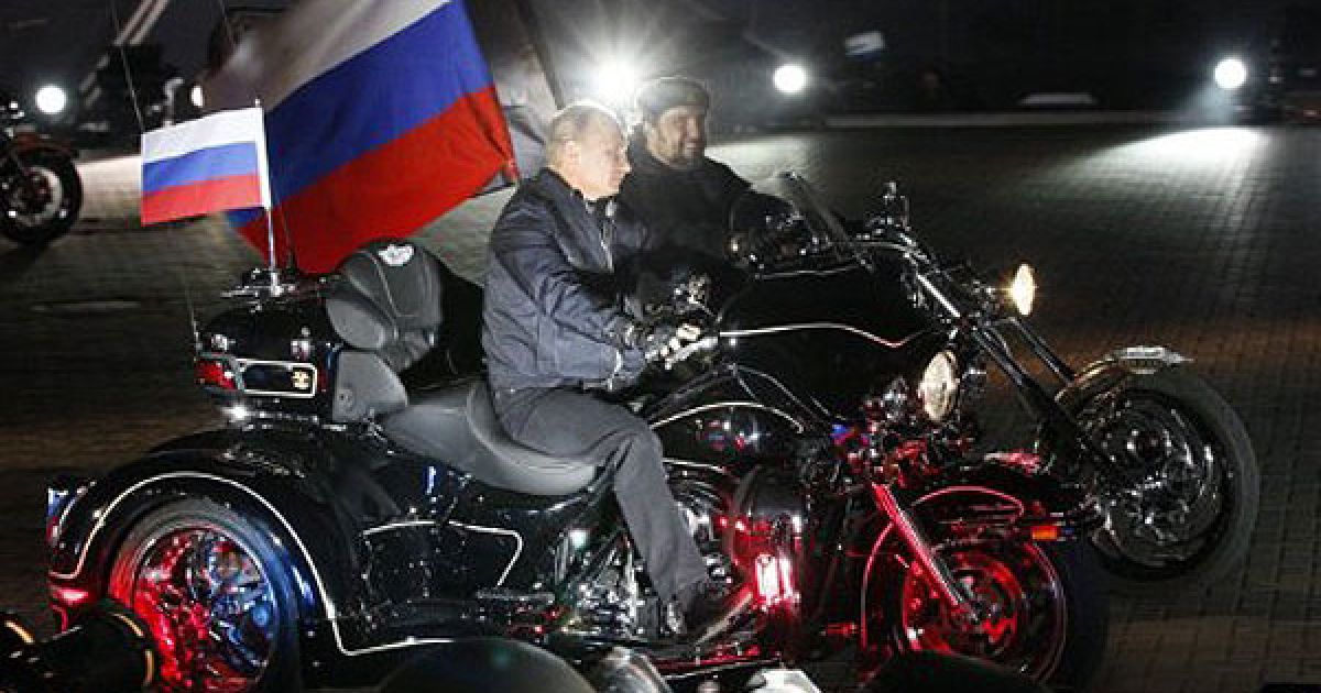 Росія, Новоросійськ. Прем&#039;єр-міністр РФ Володимир Путін і лідер мотоклубу "Нічні вовки" Олександр Залдостанов (Хірург) очолили колону байкарів на байк-фесті в Новоросійську. Байк-фест присвятили річниці визволення міста від фашистських загарбників. / © AFP