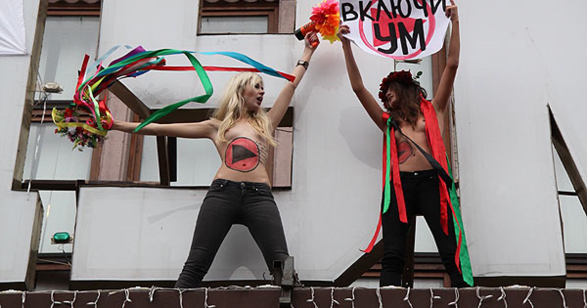 Топлес-акція FEMEN на ЦУМі "Ю и Я - одна уйня"_12