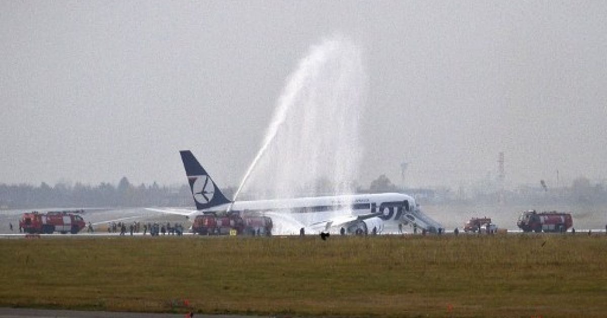 Літак польської авіакомпанії LOT "Boeing-767" здійснив аварійну посадку без шасі в аеропорту Варшави / © AFP