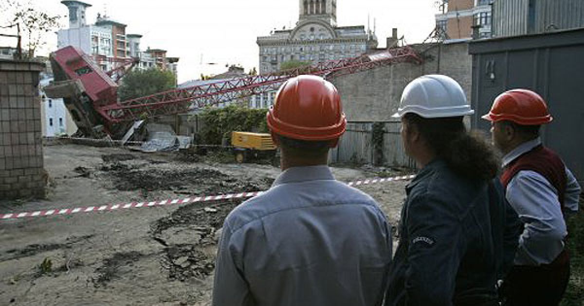На дах будинку в центрі Києва впав будівельний кран / © УНІАН