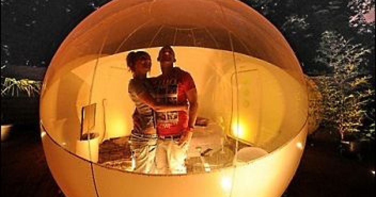 Номерами цього готелю є hi-tech кулі
