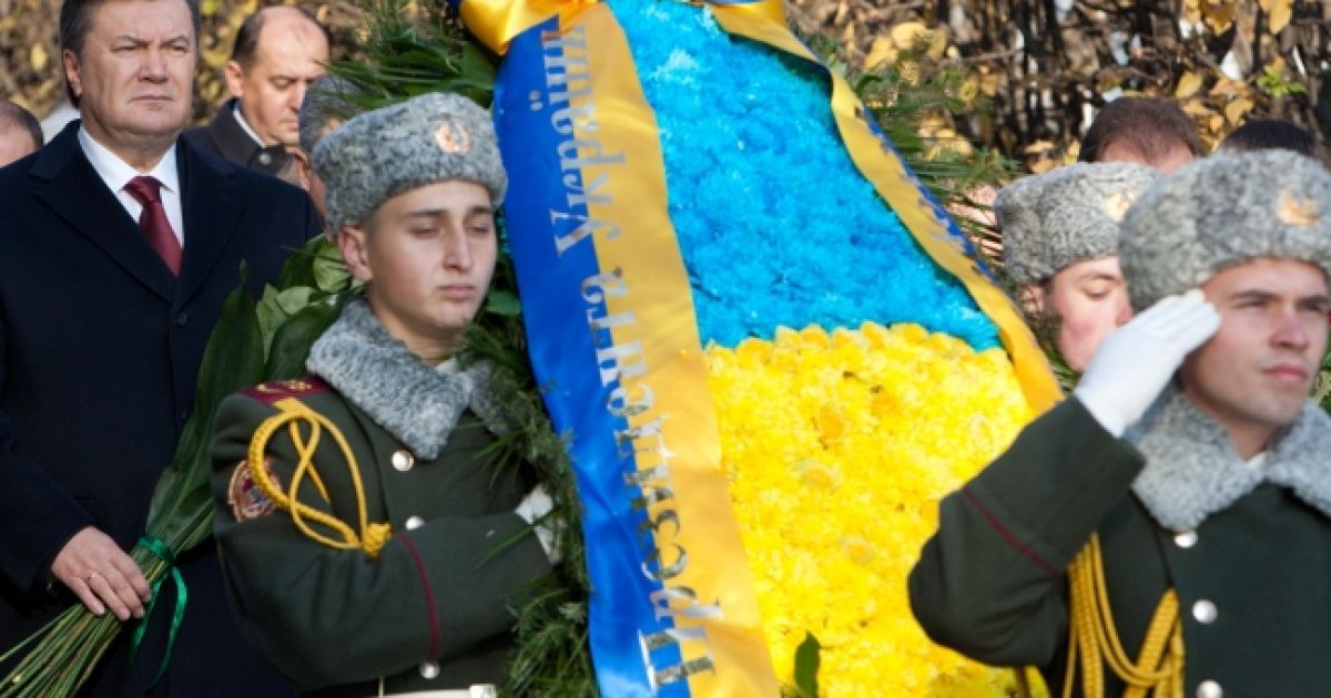 Президент України Віктор Янукович поклав квіти до могили Невідомого солдата в парку Вічної Слави у Києві. / © President.gov.ua