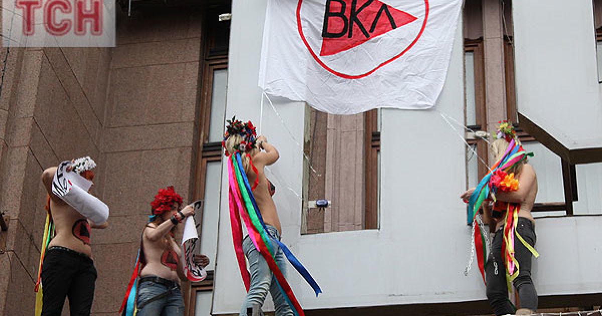Топлес-акція FEMEN на ЦУМі "Ю и Я - одна уйня"_2