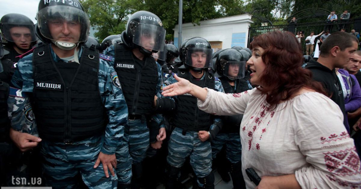 Натовп скандує "Ганьба", були спроби штурмувати огорожу, опозиціонери вступили в бійку з співробітниками спецпідрозділу "Беркут".