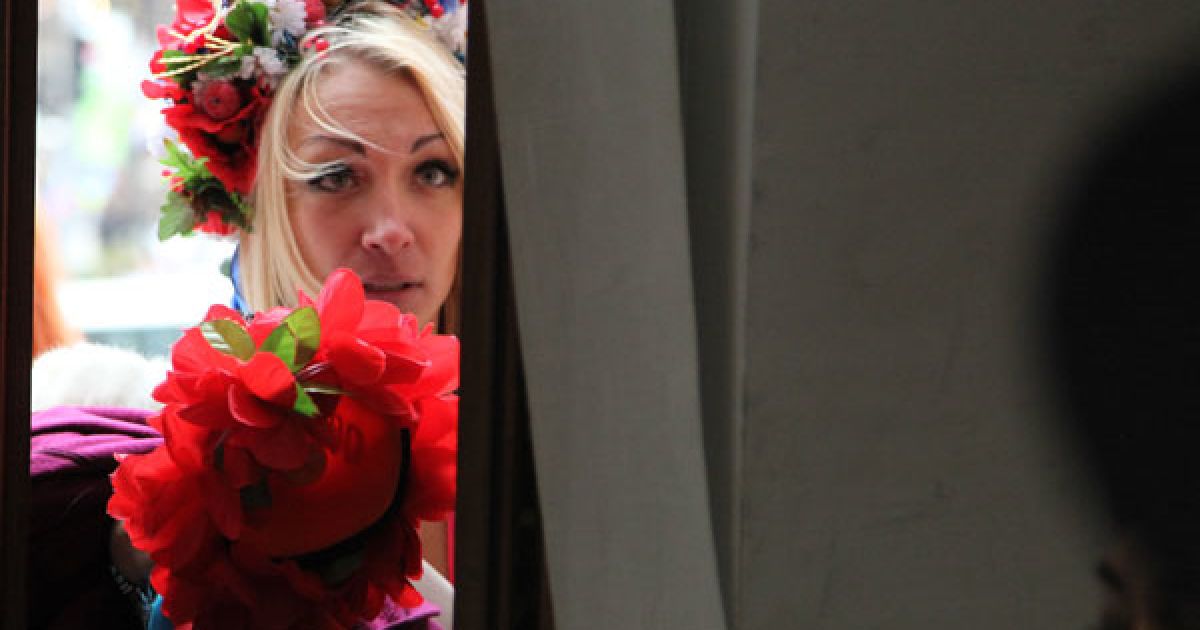 Топлес-акція FEMEN на ЦУМі "Ю и Я - одна уйня"_24