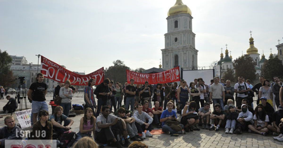 Бійці "Беркута" пакували студентів у автозаки в центрі Києва